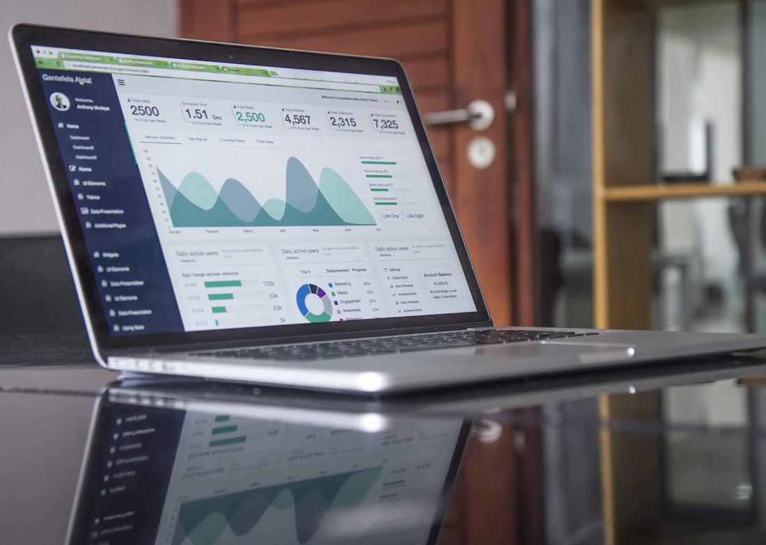 Notebook aberto num painel com gráficos