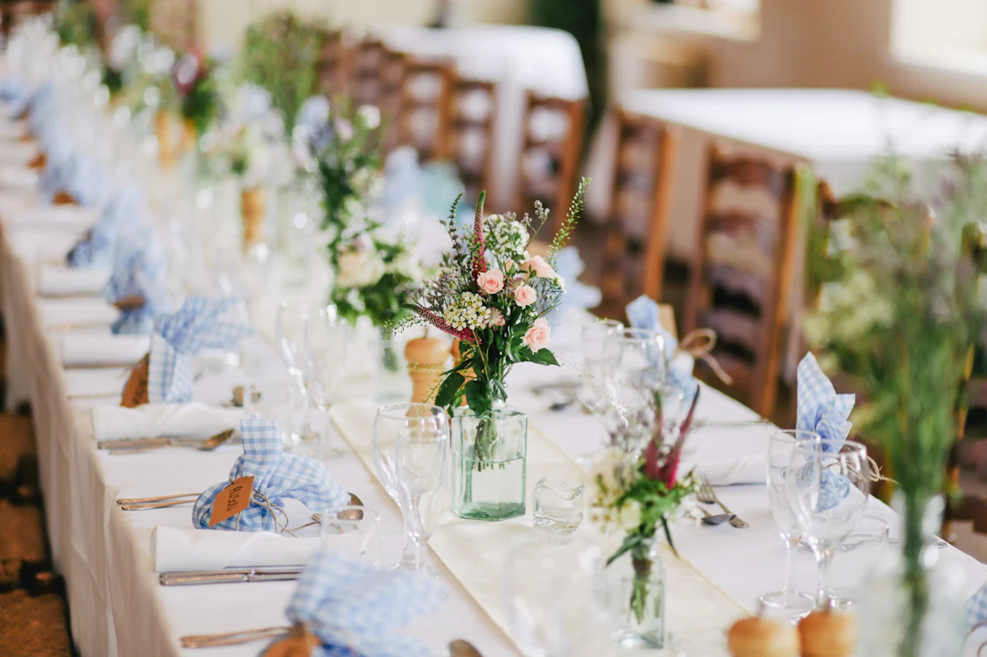 Mesa de festa decorada com flores e louça azul