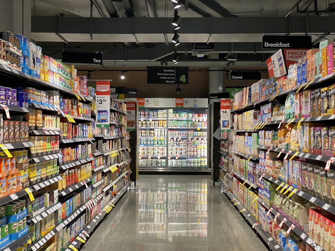 Corredor com prateleiras cheias de produtos