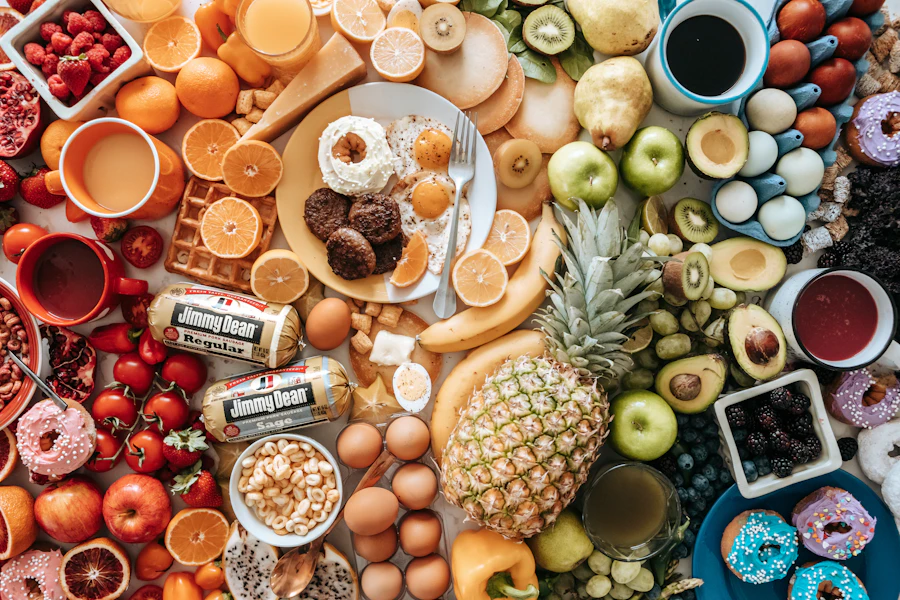 Ingredientes frescos organizados sobre a mesa, vistos de cima