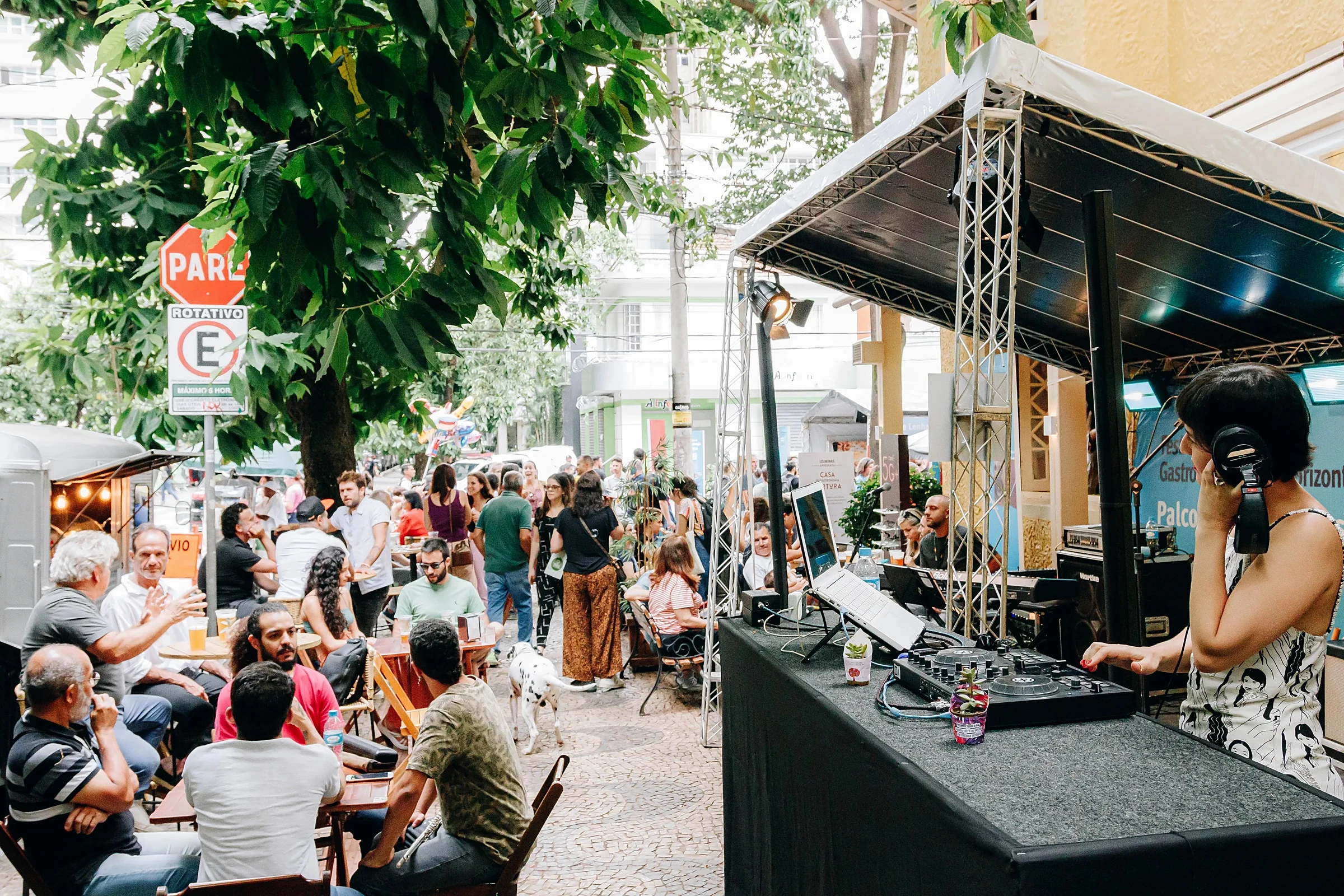 Rua tomada de público no Festival Fartura Brasil